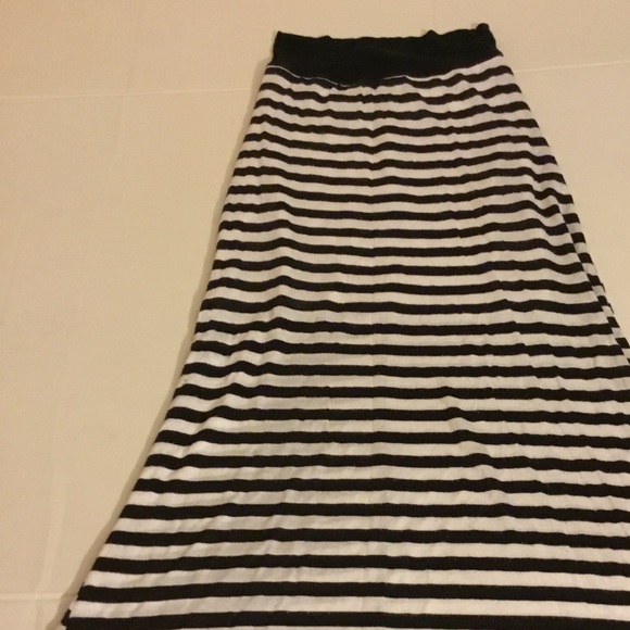 Charlotte Russe Black and white striped skirt - Picture 1 of 3